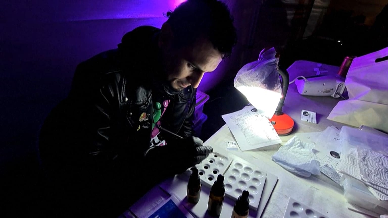 El equipo de "Echele Cabeza" realiza pruebas de drogas en una fiesta en Bogotá