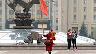 Женщина с флагом СССР на Площади Независимости в Минске, 2017 год