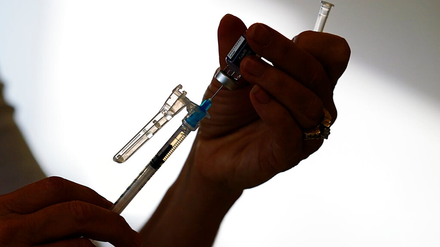 Oms: "Vaccini efficaci anche contro le varianti Delta e Omicron"