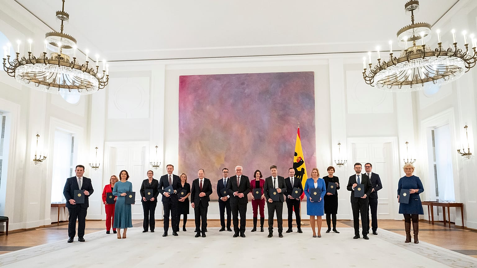 Die neue MinisterInnenregierung mit ihren Urkunden im Schloss Bellevue.