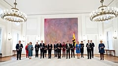 Die neue MinisterInnenregierung mit ihren Urkunden im Schloss Bellevue.