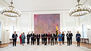 Die neue MinisterInnenregierung mit ihren Urkunden im Schloss Bellevue.