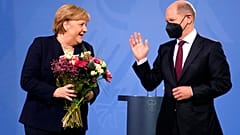 A passagem de testemunho entre Merkel e Scholz decorreu durante a tarde desta quarta-feira, em Berlim