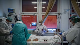 Lélegeztetett beteget látnak el védőfelszerelést viselő orvosok és ápolók a fővárosi Honvédkórházban 2021. április elsején