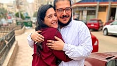 Patrick Zaki, con la sorella, subito dopo la liberazione. 