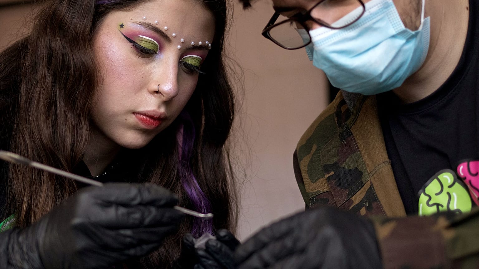"Echele Cabeza" überprüft Drogen bei einem Festival bei Bogota