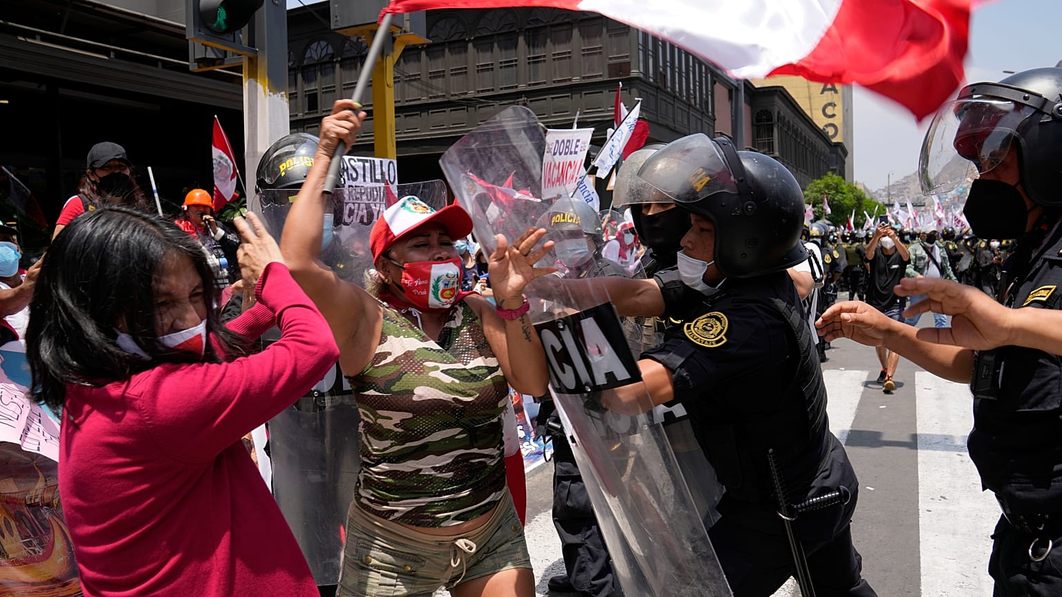 Opositores al gobierno del presidente Pedro Castillo se enfrentan a la policía antidisturbios, 7/12/2021, Lima, Perú