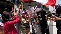 Opositores al gobierno del presidente Pedro Castillo se enfrentan a la policía antidisturbios, 7/12/2021, Lima, Perú