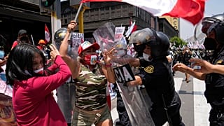 Opositores al gobierno del presidente Pedro Castillo se enfrentan a la policía antidisturbios, 7/12/2021, Lima, Perú