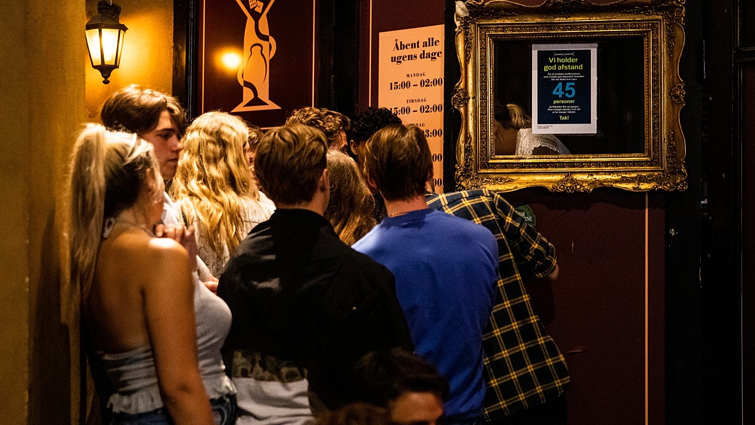 Gäste stehen vor einem Nachtlokal in Kopenhagen an: Ist es bald wieder vorbei mit dem Ausgehen?