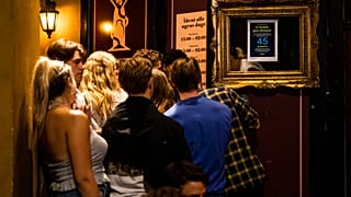 Gäste stehen vor einem Nachtlokal in Kopenhagen an: Ist es bald wieder vorbei mit dem Ausgehen?