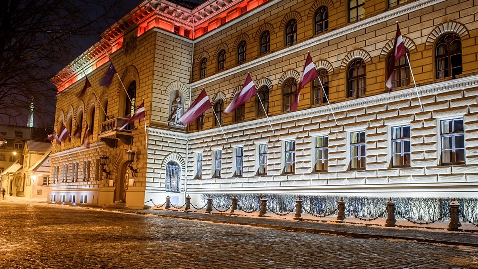 La sede del parlamento a Riga, Lettonia
