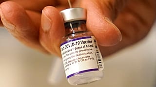 Archives : scène de vaccination à Worcester (Massachussetts, USA), le 02/12/2021