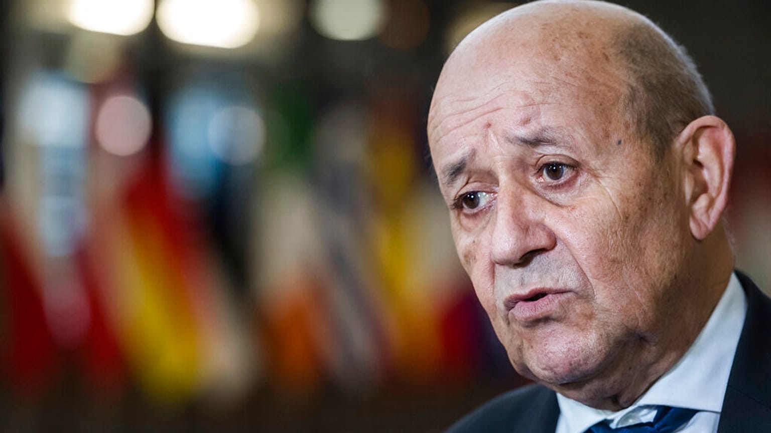 وزير الخارجية الفرنسي جان إيف لو دريان يحضر اجتماع مائدة مستديرة في مبنى المجلس الأوروبي في بروكسل، الإثنين 15 نوفمبر 2021 