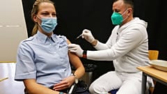 Polizistin in Deutschland bekommt eine Booster-Impfung