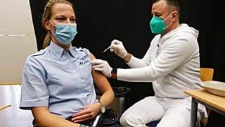 Polizistin in Deutschland bekommt eine Booster-Impfung