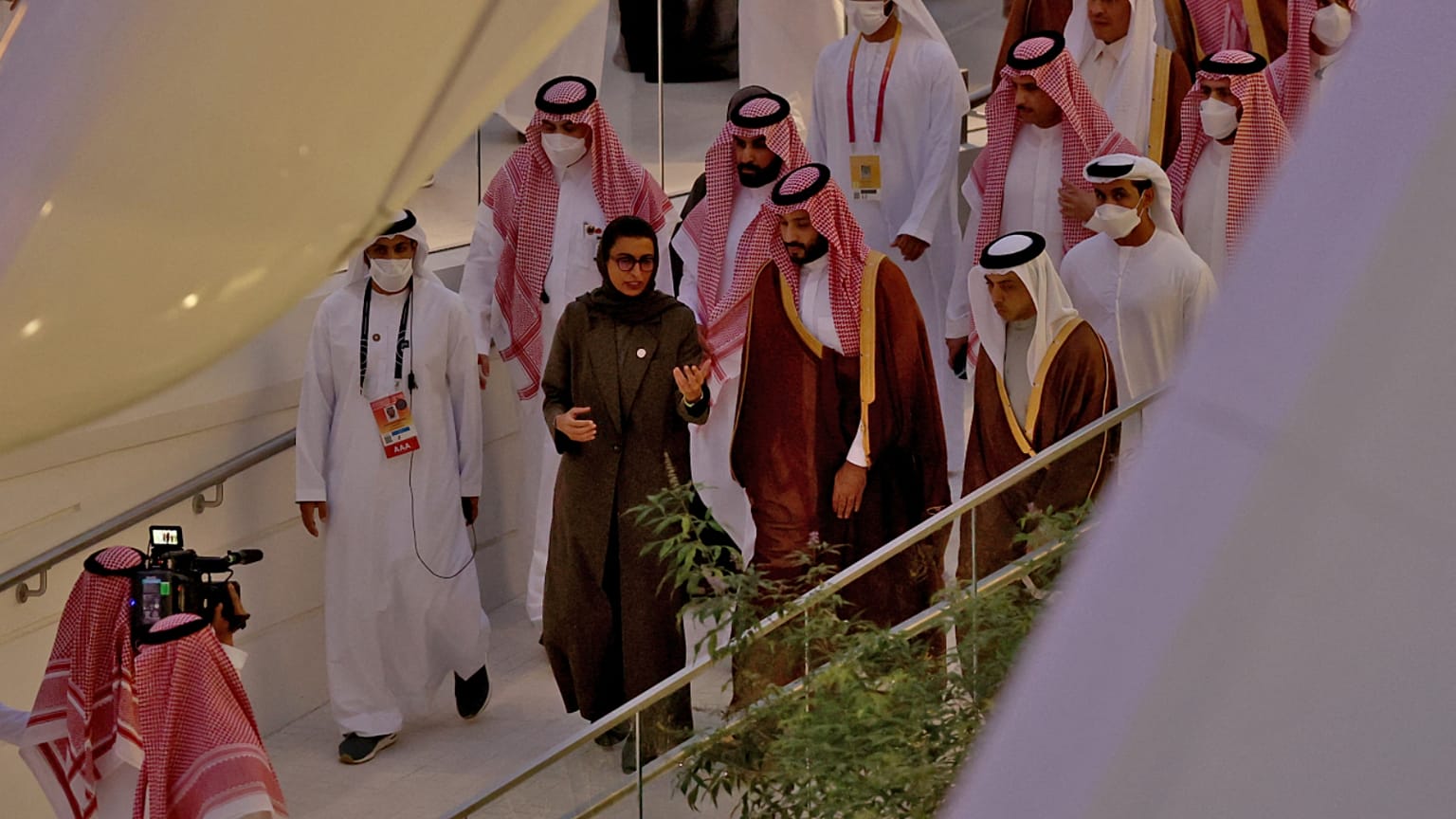 ولي العهد السعودي خلال جولته بإكسبو