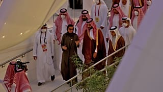 ولي العهد السعودي خلال جولته بإكسبو
