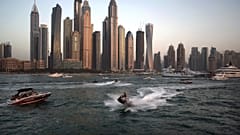 قوارب ترفيهية مقابل منطقة المارينا بدبي، الإمارات العربية المتحدة.