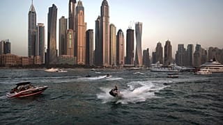قوارب ترفيهية مقابل منطقة المارينا بدبي، الإمارات العربية المتحدة.