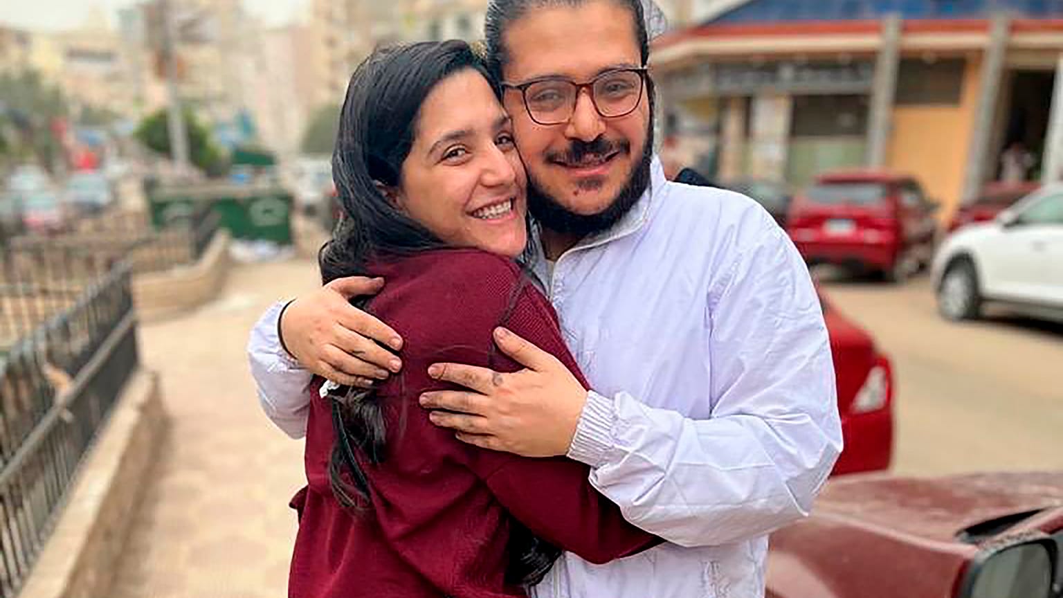 Patrick Zaki, con su hermana, cuando fue excarcelado en 2021, a la espera de ser juzgado