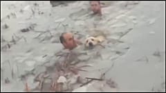 Los agentes sacando al labrador del lago helado. 