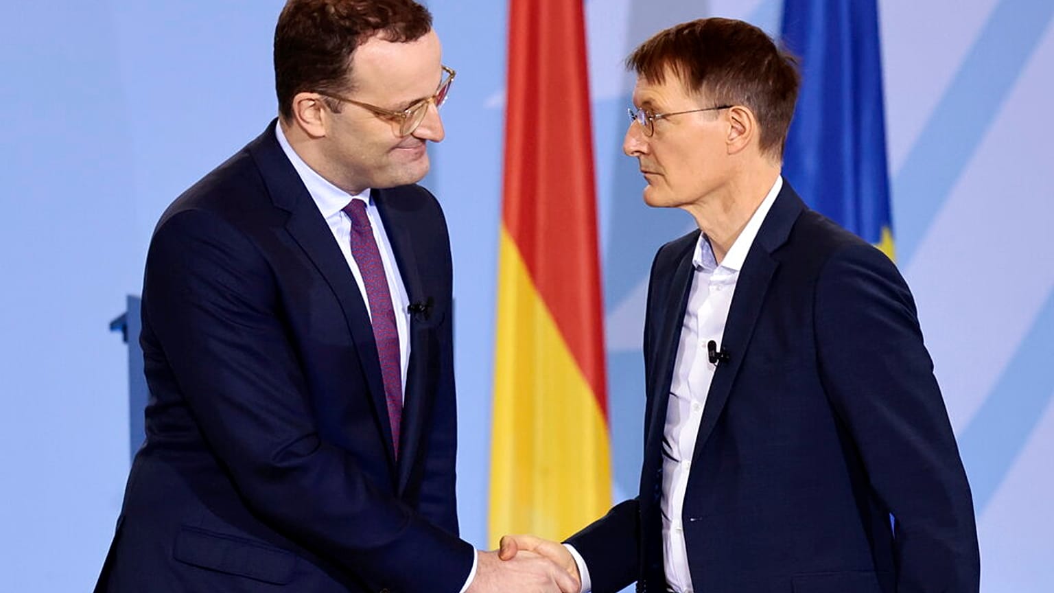 Jens Spahn und Karl Lauterbach bei der Amtsübergabe in Berlin