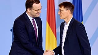 Jens Spahn und Karl Lauterbach bei der Amtsübergabe in Berlin