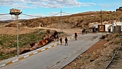 عناصر من الجيش العراقي يسيرون على الطريق المؤدي إلى مرقد السيدة زينب في سنجار، العراق.