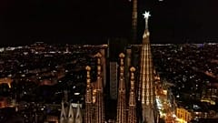 L'étoile à la pointe de la nouvelle tour de la Sagrada Familia s'est illuminée pour la première fois lors de son inauguration à Barcelone, le 8 décembre 2021.
