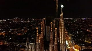 L'étoile à la pointe de la nouvelle tour de la Sagrada Familia s'est illuminée pour la première fois lors de son inauguration à Barcelone, le 8 décembre 2021.