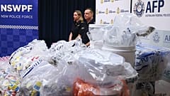 عناصر من الشرطة الأسترالية بعد  ضبط 720 كيلوغراما من مخدر الميثامفاتمين والذي تبلغ قيمته أكثر من مليار دولار أسترالي.
