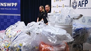 عناصر من الشرطة الأسترالية بعد  ضبط 720 كيلوغراما من مخدر الميثامفاتمين والذي تبلغ قيمته أكثر من مليار دولار أسترالي.