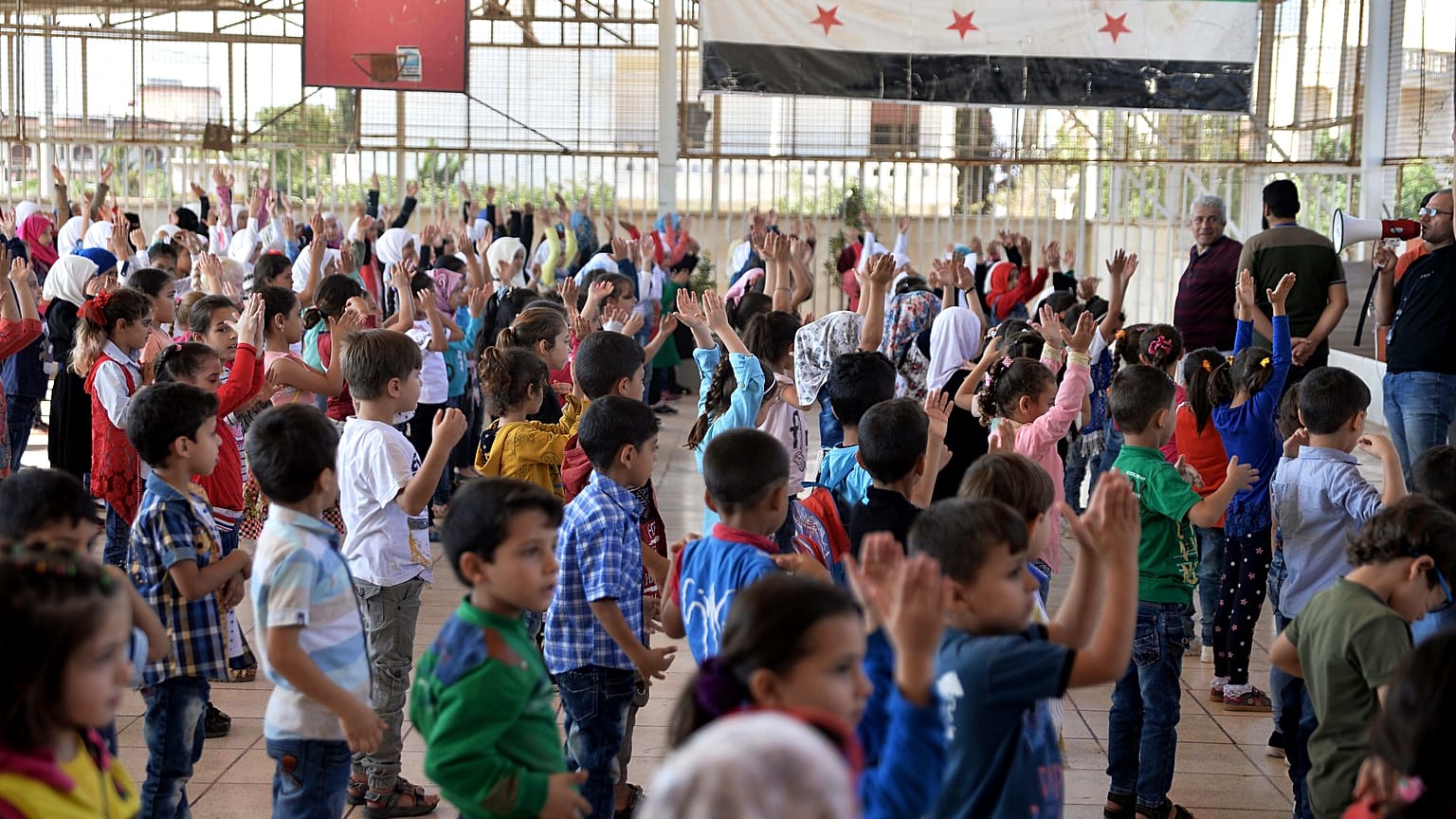 أطفال في ساحة مدرسة في بلدة جسر الشغور شمال سوريا.