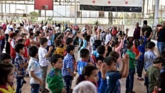 أطفال في ساحة مدرسة في بلدة جسر الشغور شمال سوريا.