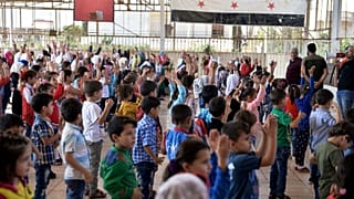 أطفال في ساحة مدرسة في بلدة جسر الشغور شمال سوريا.