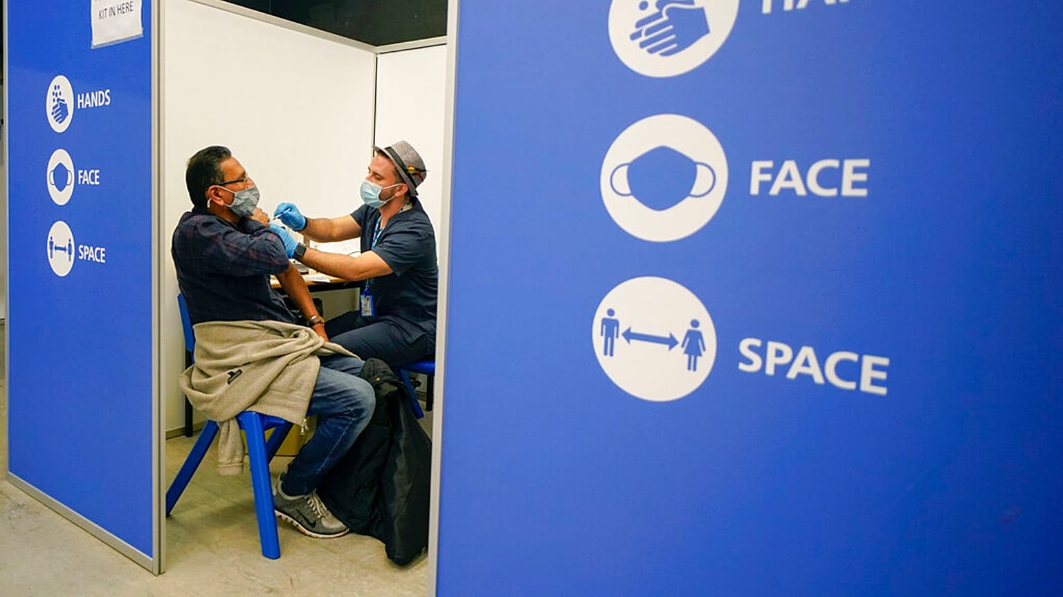 Dans un centre de vaccination à Londres (Royaume-Uni), le 4 décembre 2021