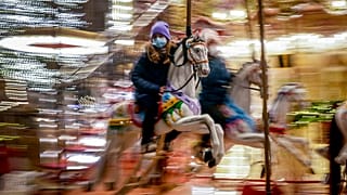 Многие европейские страны ужесточают санитарные правила перед Рождеством.