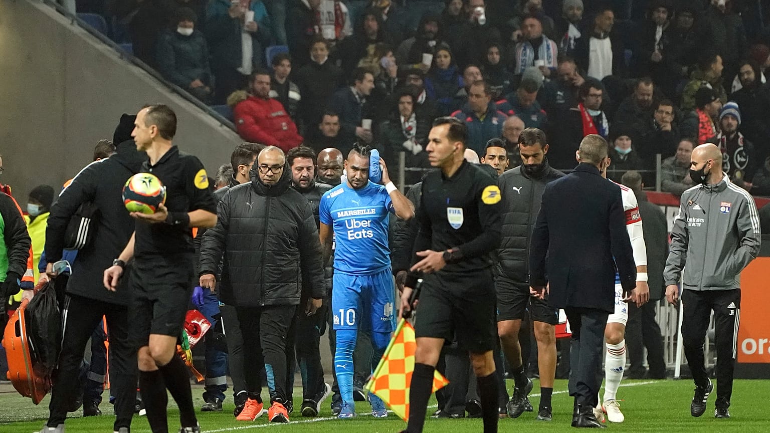 Le capitaine marseillais Dimitri Payet après avoir reçu une bouteille d'eau au visage, le 21 novembre.