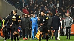 Le capitaine marseillais Dimitri Payet après avoir reçu une bouteille d'eau au visage, le 21 novembre.