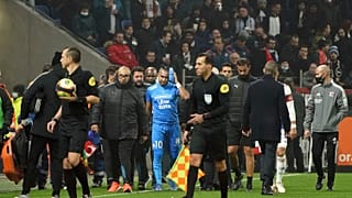 Le capitaine marseillais Dimitri Payet après avoir reçu une bouteille d'eau au visage, le 21 novembre.