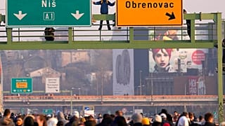 Στιγμιότυπο από τις μεγάλες διαδηλώσεις για το περιβάλλον στη Σερβία