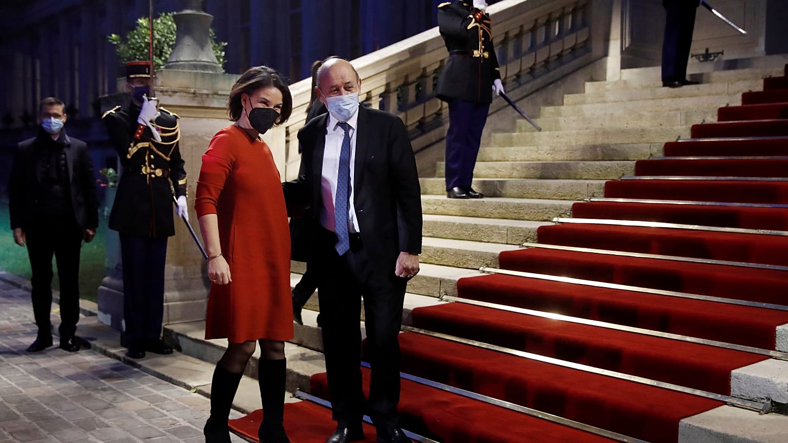Am Mittwoch vereidigt, am Donnerstagmorgen in Paris: Annalena Baerbock hat ihre Arbeit als deutsche Außenministerin begonnen.