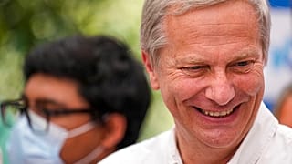El candidato presidencial José Antonio Kast, del Partido Republicano, hace campaña en Santiago de Chile, el martes 2 de noviembre de 2021