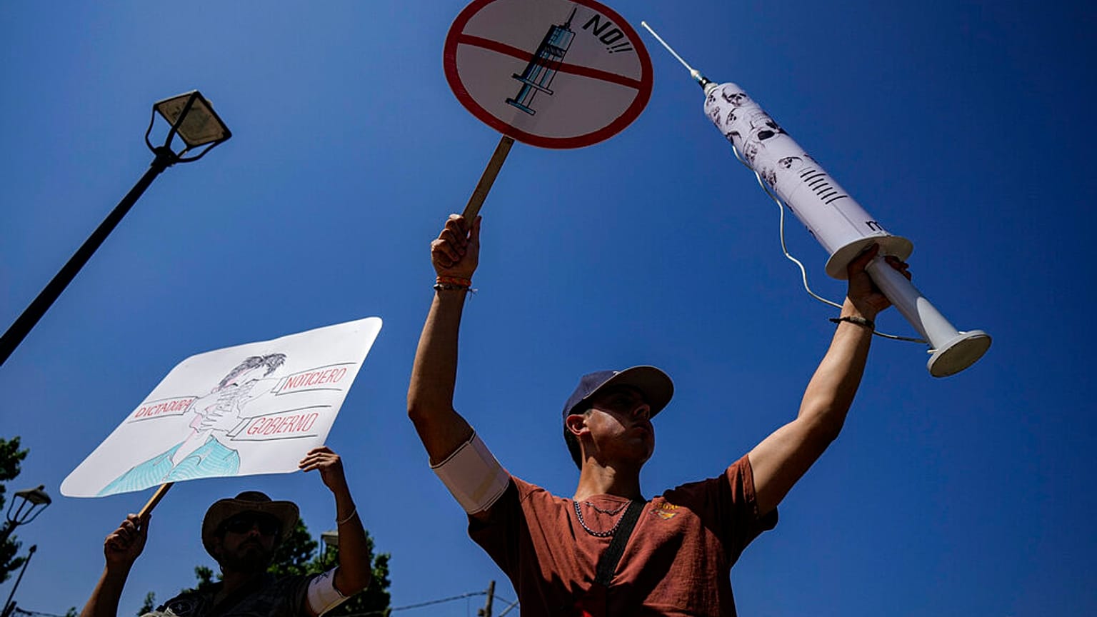 La gente participa en una manifestación contra las restricciones a las "libertades y derechos de más de un millón de personas", 8/12/2021, Santiago, Chile