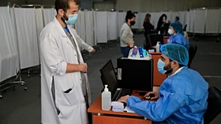الطاقم الطبي في مستشفى سان جورج في بيروت، لبنان.