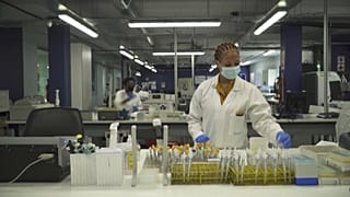 Covid-19 : comment un laboratoire de Johannesburg a découvert le variant Omicron