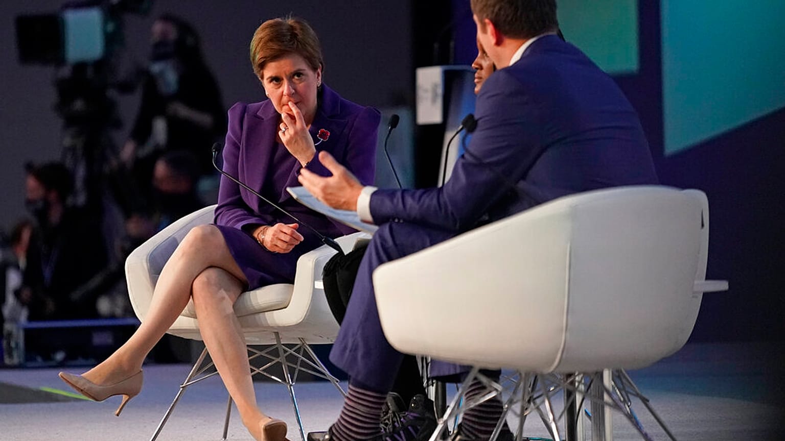 La primera ministra de Escocia, Nicola Sturgeon, asiste a una reunión con la activista climática Vanessa Nakate en la Cumbre del Clima de la ONU COP26 en Glasgow, Escocia 