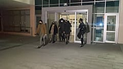 Ο Έλληνας αστυνομικός και η σύντροφος του καθώς βγαίνουν από το δικαστήριο στην Ανδριανούπολη