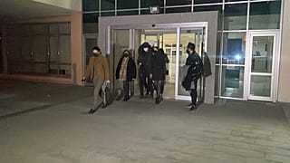 Ο Έλληνας αστυνομικός και η σύντροφος του καθώς βγαίνουν από το δικαστήριο στην Ανδριανούπολη
